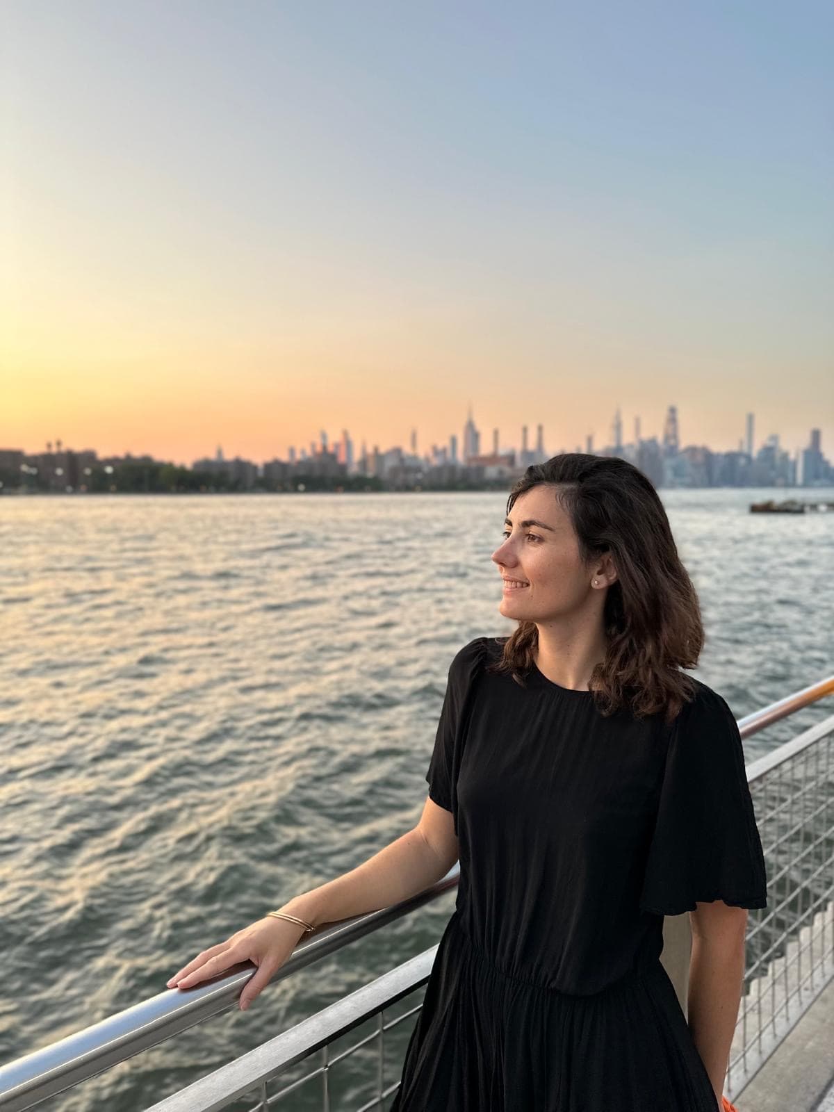 Anne Dellerba au bord de l’eau, au coucher du soleil