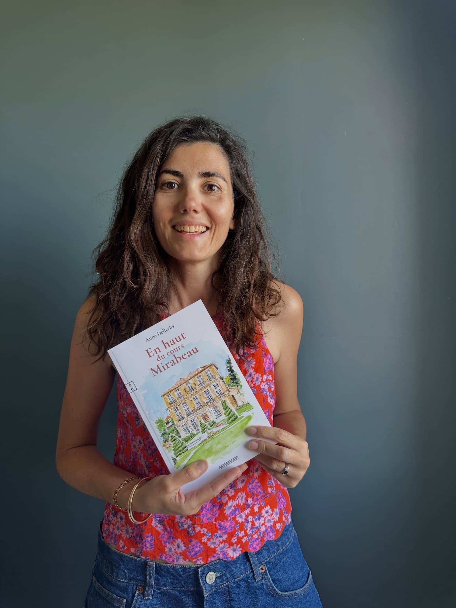 Anne Dellerba tenant son roman « En haut du cours Mirabeau »