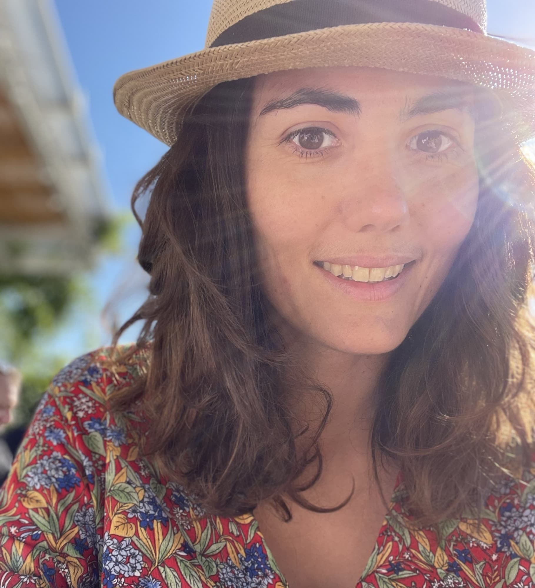 Anne Dellerba en Provence, chapeau de paille, l’été