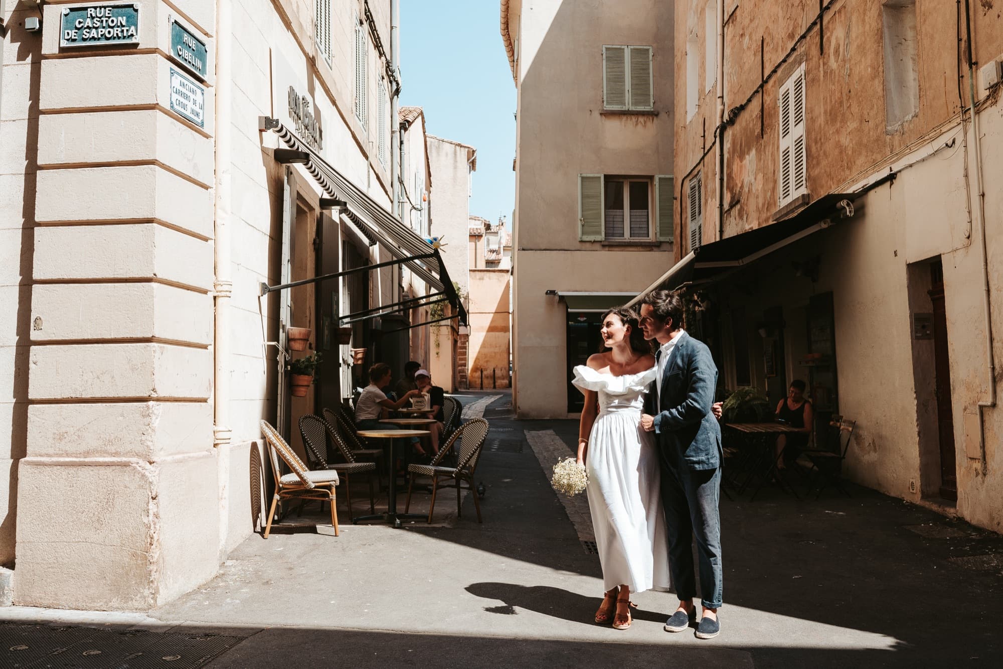 Couple dans une rue d’Aix-en-Provence