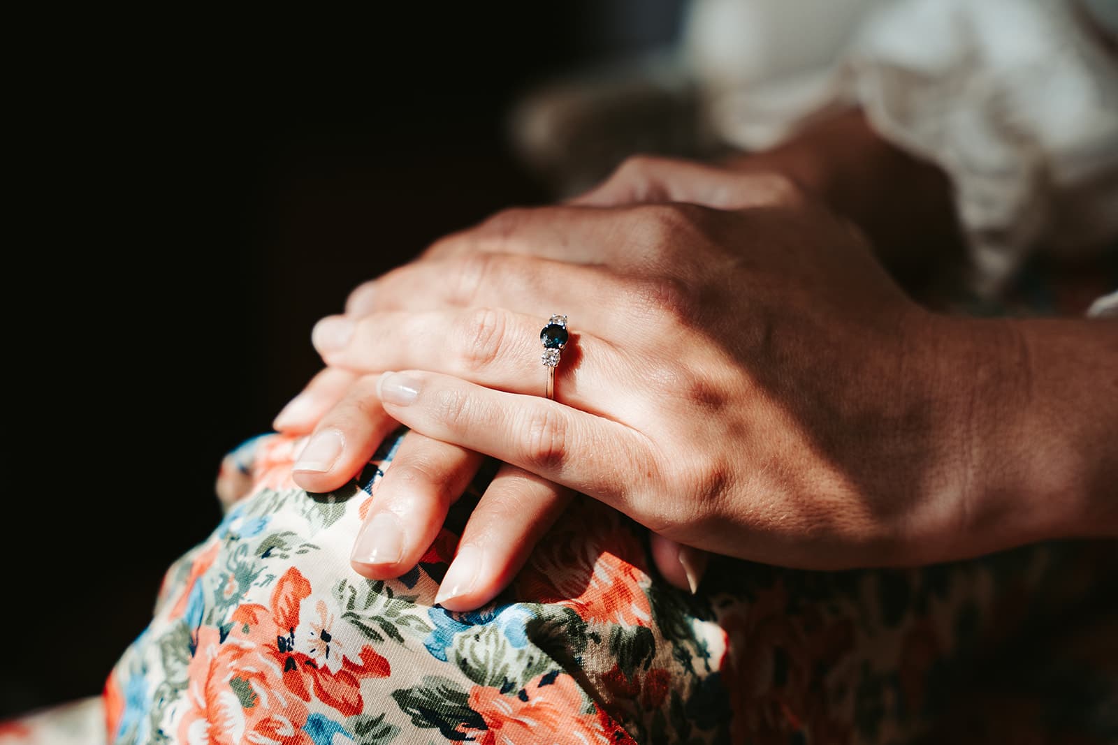 Détail d’une main et d’une bague