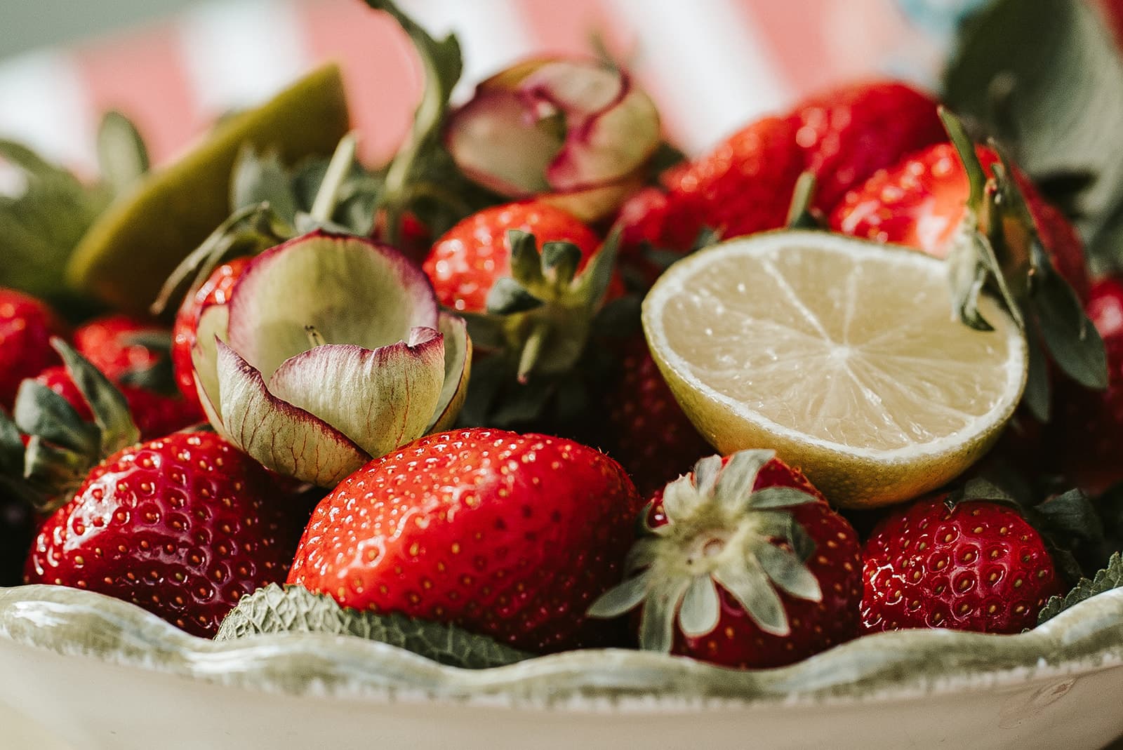 Nature morte aux fraises et au citron, en Provence