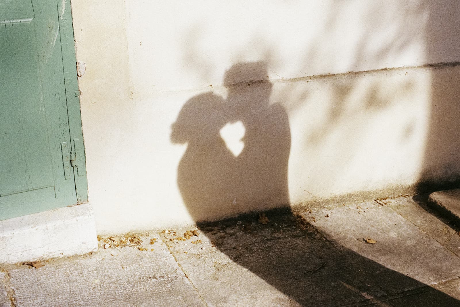 Ombres devant des volets provençaux